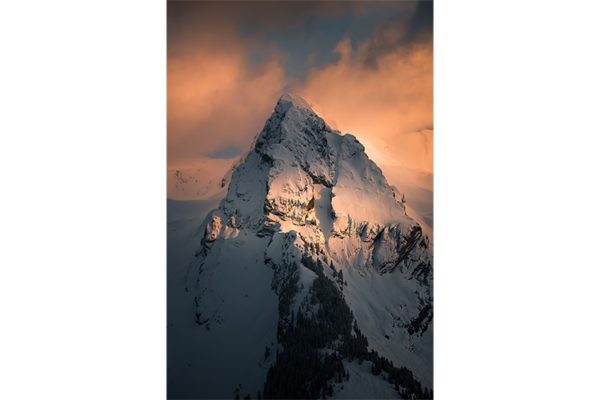 Vue depuis le massif des Aravis sur le Mont-Blanc, France. Format portrait.