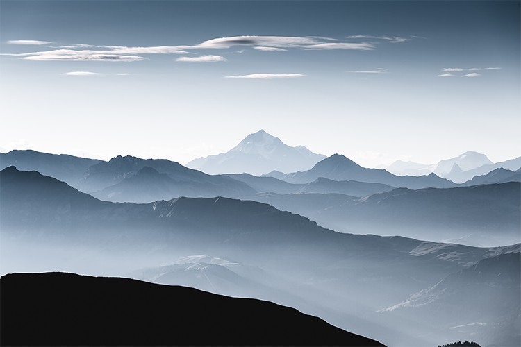 Lignes de crête et brumes matinales, Massif des Aravis, France. Format paysage.