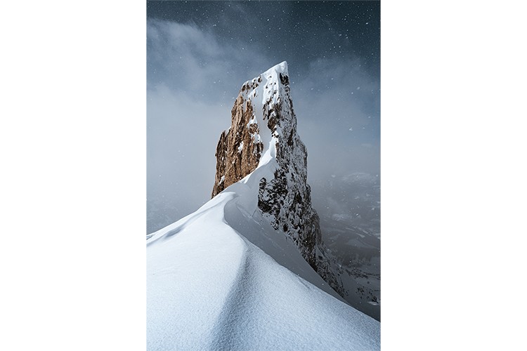 Météo changeant sur le Massif des Aravis, France. Format portrait.