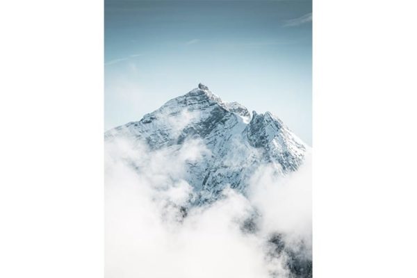 La Tournette vue depuis le Parmelan émerge des nuages, France. Format portrait