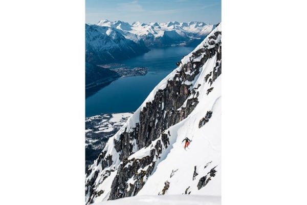 Skieur de pente raide dans la région du Romsdalen, Norvège. Format portrait.