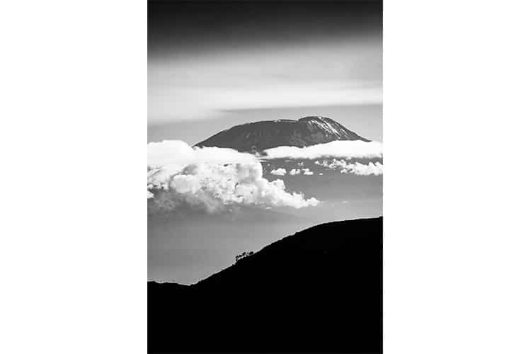 Le volcan endormi du Kilimanjaro, sommet de l'Afrique, émerge des nuages, Tanzanie. Format portrait.
