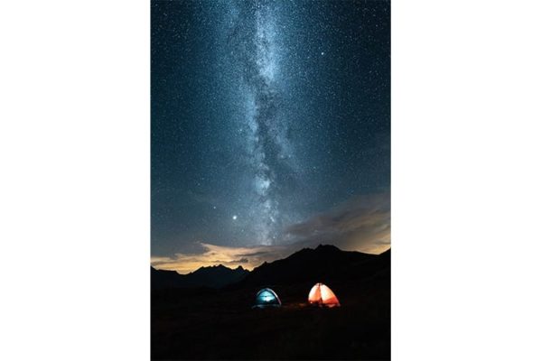 Nuit étoilée pour ce campement près du Col du Bonhomme, France. Format portrait.