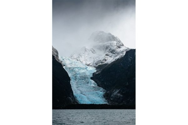 Immense glacier de Patagonie se jetant dans un fjord, Chili. Format portrait.
