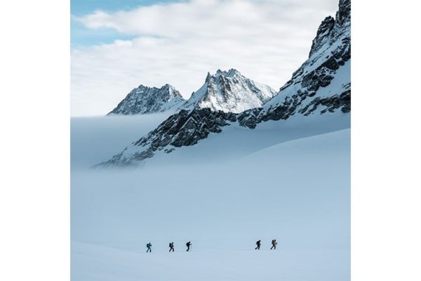 Groupes de skieurs de randonnée dans le massif du Valais, Suisse Format carré
