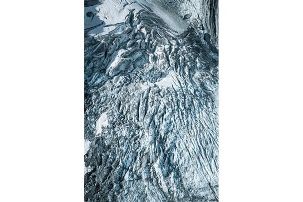 Vue aérienne des séracs du Glacier d'Argentière en été, France Format portrait