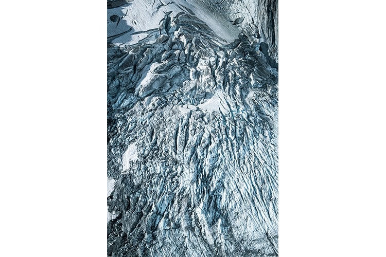 Vue aérienne des séracs du Glacier d'Argentière en été, France Format portrait