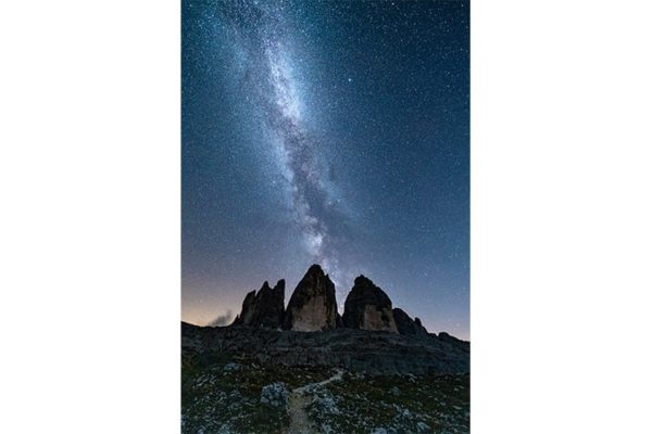 La Voie Lactée domine les Tre Cime di Lavaredo, Italie. Format portrait