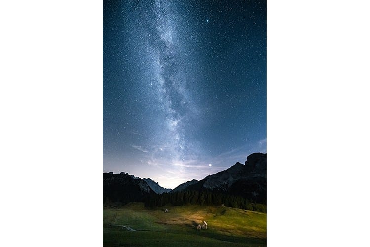 La voie lactée au dessus de chalets d'alpage dans les Dolomites, Italie Format portrait