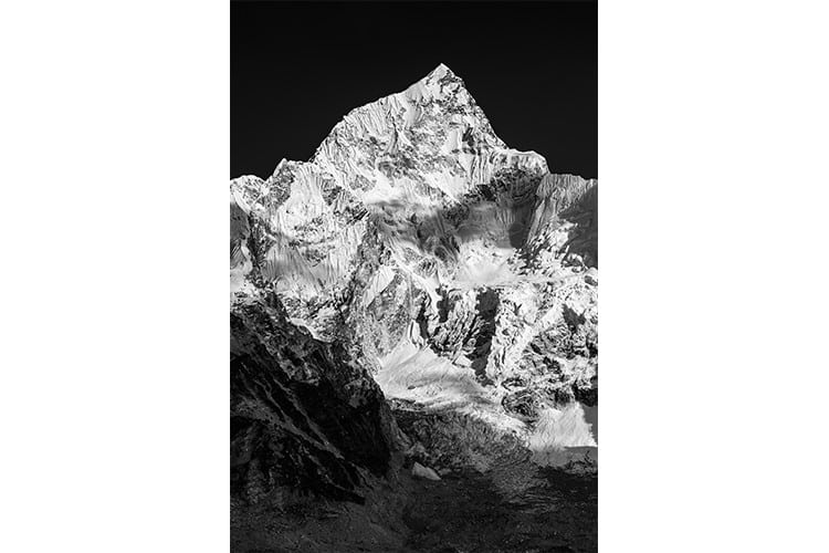 Toute l'immensité du proche voisin de l'Everest, le Nuptse, Népal. Format portrait