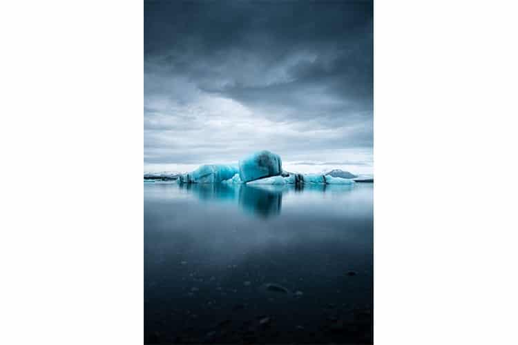 Un iceberg détaché d'un glacier islandais flotte dans la lagune, Islande. Format protrait.