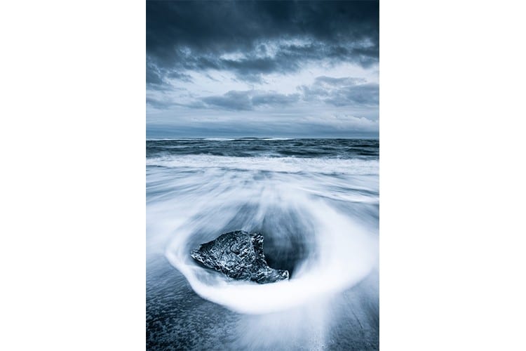 Morceau de glace en cours de fonte sur la célèbre Diamond Beach, Islande. Format portrait.