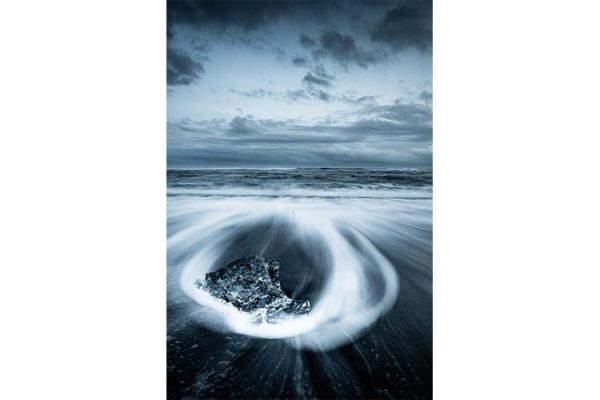 Morceau de glace en cours de fonte sur la célèbre Diamond Beach, Islande. Format portrait.