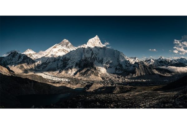 Le soleil se prépare à se coucher sur la plus haute montagne du monde, Népal. Format panoramique.