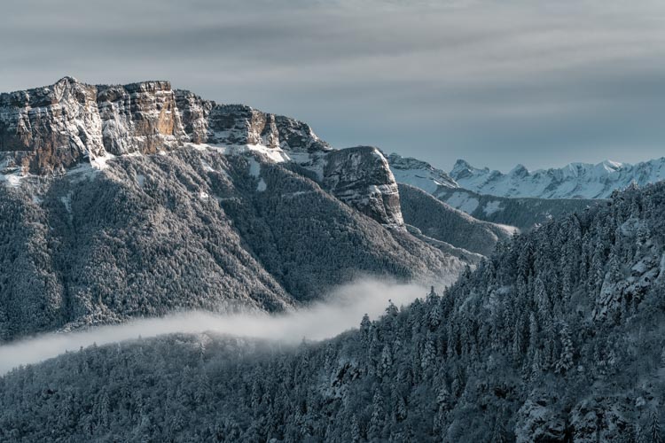 La Tête à Turpin sous un épais manteau blanc depuis le Mont Veyrier, France.