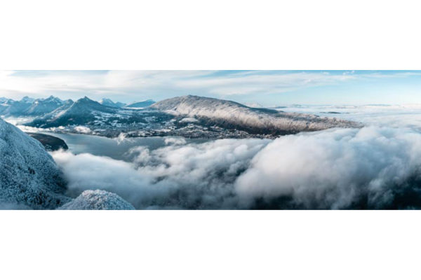 Premier flocons de l'hiver sur le lac d'Annecy depuis le Mont-Veyrier, France