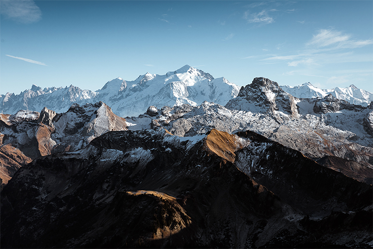 Chute de neige automnale sur les Aravis et la Pointe Percée surveillés par le Mont Blanc, France. Format paysage.