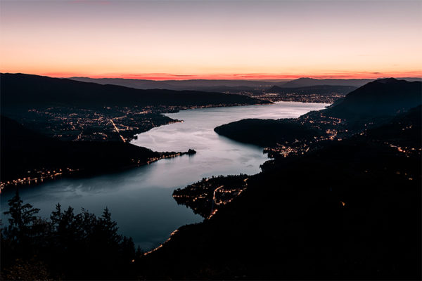 Coucher de soleil sur le Lac d'Annecy depuis le fabuleux belvédère du Col de la Forclaz, France