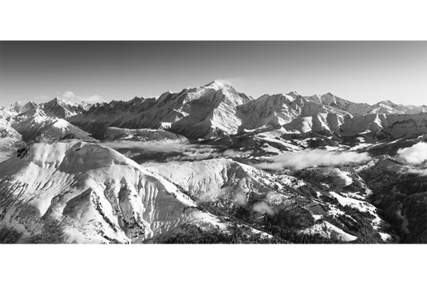 Vue sur la chaine du Mont-Blanc, depuis les Aravis, France. Format panoramique.
