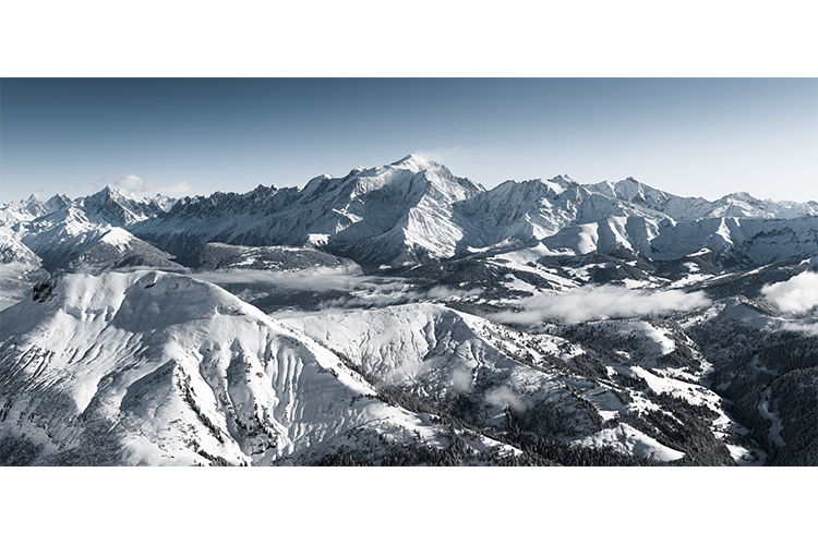 Vue sur la chaine du Mont-Blanc, depuis les Aravis, France. Format panoramique.