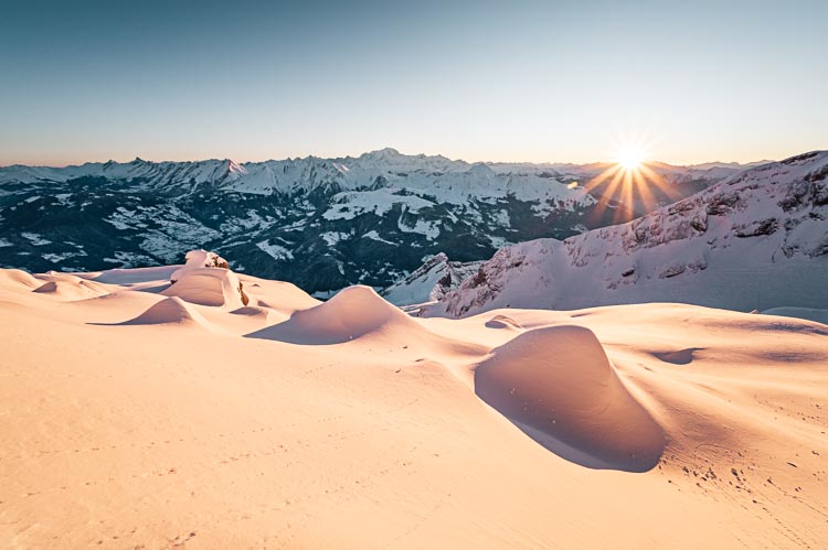 Premiers rayons de soleil et vue sur le Mont Blanc au lever du jour, France