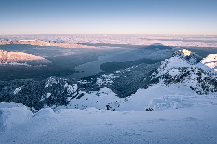 Lever soleil hivernal sur le Lac d'Annecy depuis la Tournette, France. Format Paysage.