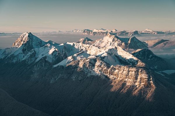 Lever du jour sur le Trélod et le Mont Colombier dans le Massif des Bauges, France. Format Paysage