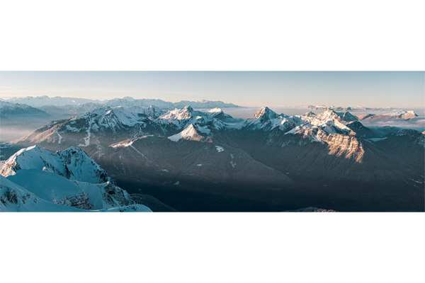 Le Massif des Bauges vu au lever de soleil depuis la Tournette, France