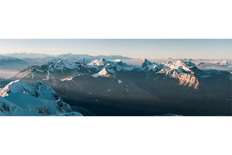 Le Massif des Bauges vu au lever de soleil depuis la Tournette, France