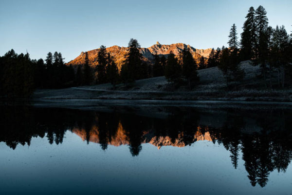 La Dent du Ratier et ses voisines se reflètent dans les eaux calmes du Lac de Roue dans la Queyras, France