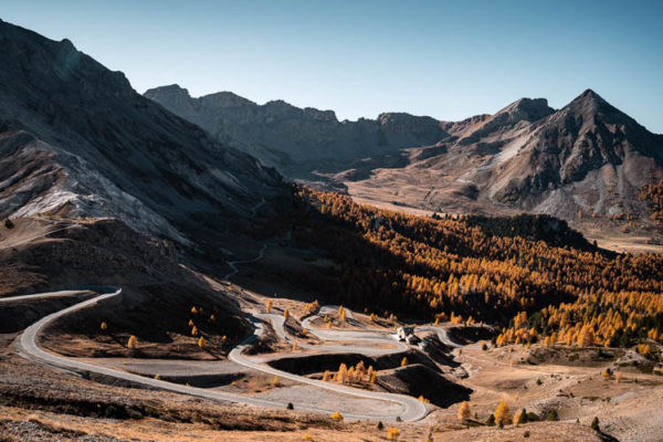 Fin de journée d'automne au col de l'Izoard, paradis des cyclistes. Massif du Queyras, France