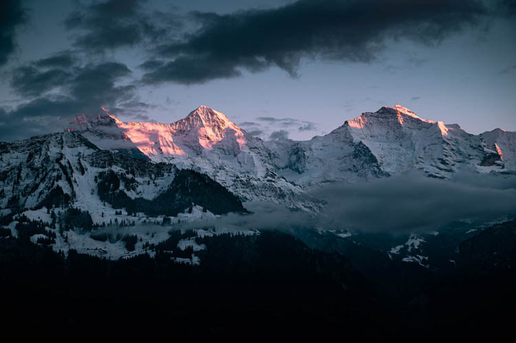 Coucher de soleil automnal sur les célèbres sommets du Jungfrau et du Mönch, vus depuis Interlaken, Suisse
