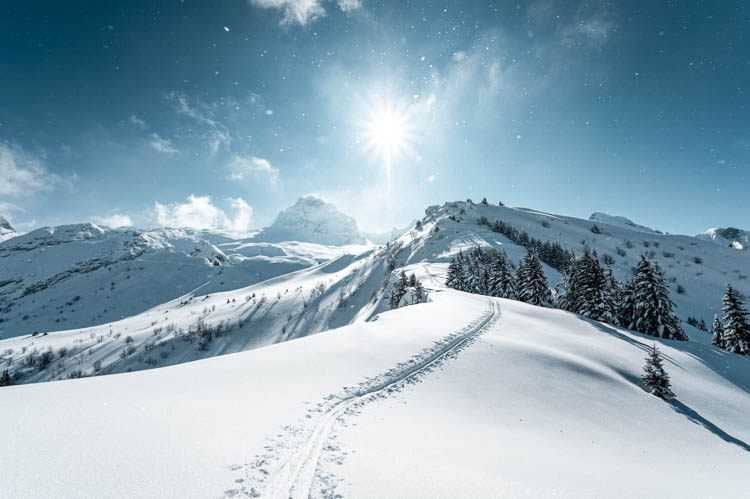 Journée de grand vent dans le Massif des Aravis avec la Pointe Percée (point culminant du massif) en toile de fond, France