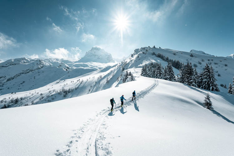 Skieurs de randonnée au départ du col des Annes dans le massif des Aravis, France