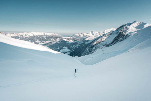 Skieur de randonnée dans l'ascension du Mont Charvin après une forte chute de neige dans le Massif des Aravis, France