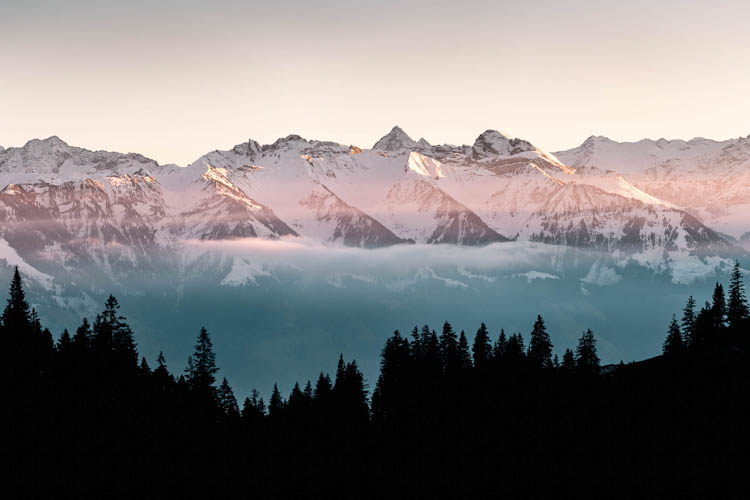 Fin de journée d'automne dans l'Oberland et ses pics enneigés, Suisse