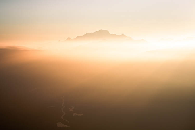 Vue d'ULM au petit matin sur le Roi des Alpes : le Mont Blanc, France