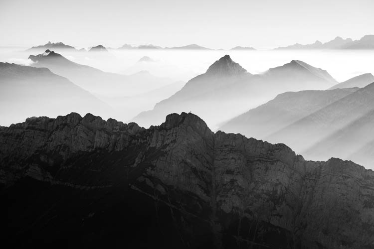 La Dent d'Arclusaz se dresse devant les silhouettes les plus esthétiques du massif des Bauges et des Aravis, France.