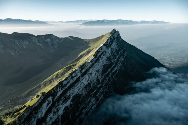 La Dent d'Arclusaz et sa croix majestueuse se dressent fièrement en face du massif de Belledonne, France