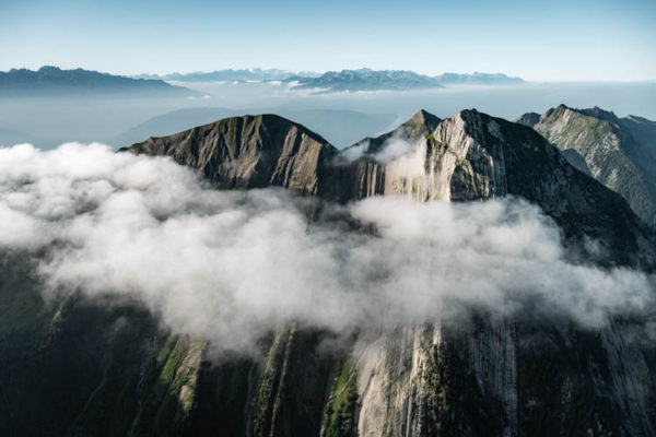 Vue d'ULM du Pécloz et du Mont d'Armenaz entourés de nuages dans le massif des Bauges, France